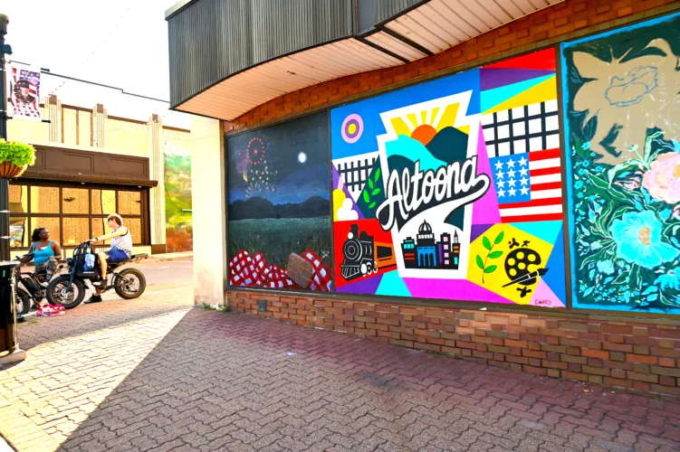 Showcasing the downtown: Art walk highlights murals, music, shopping, dining